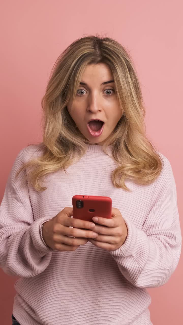 Donna sorpresa che guarda lo schermo di un cellulare