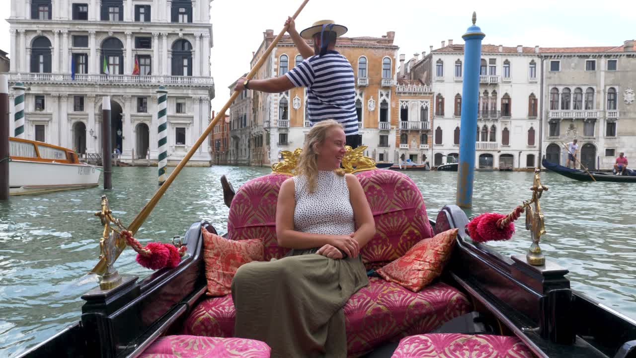 Turista bionda in gondola a Venezia, Italia.