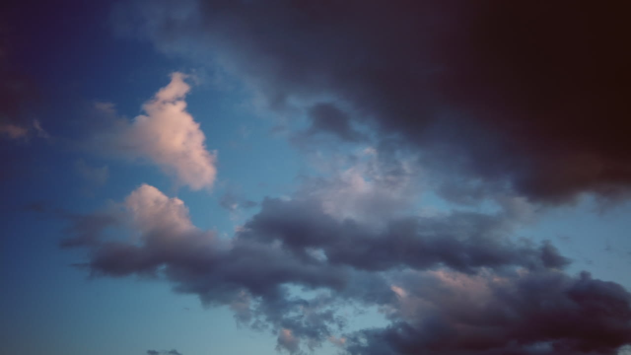 종교적인 구름이 파란 하늘을 가로질러 움직인다.