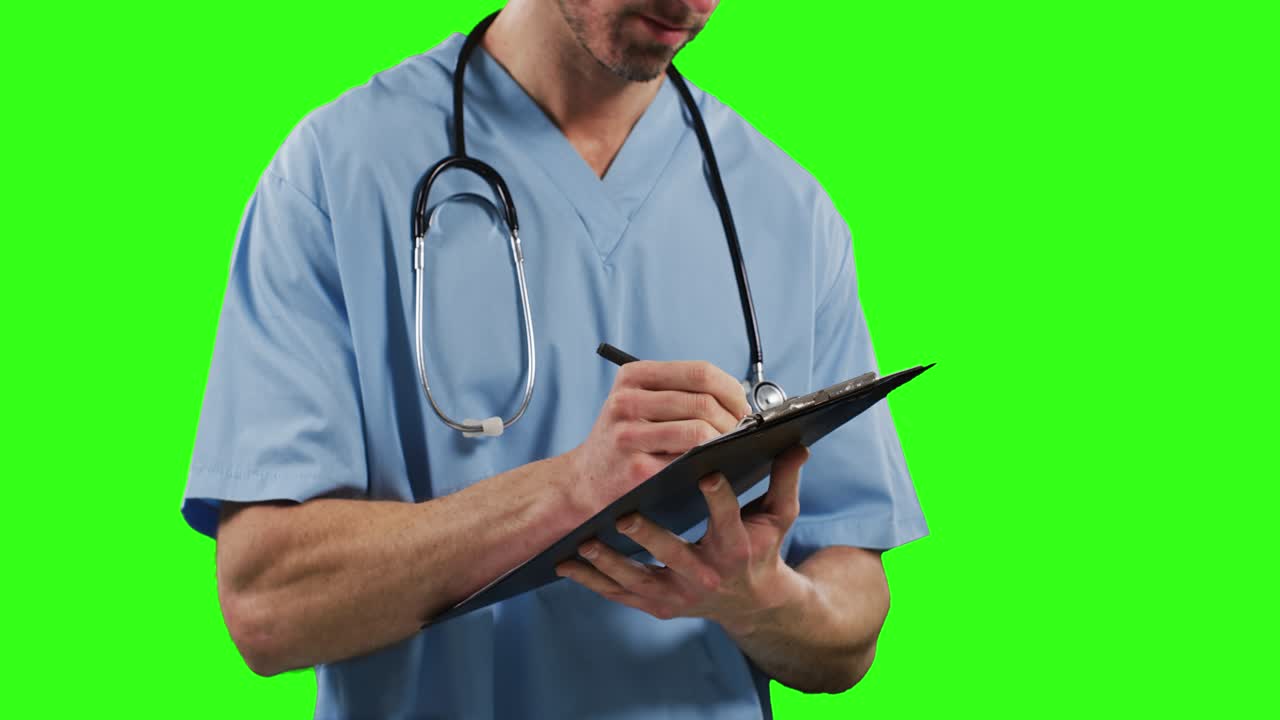 médico masculino caucásico en el fondo de la pantalla verde