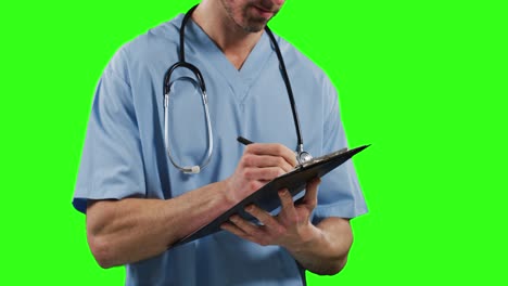 médico masculino caucásico en el fondo de la pantalla verde