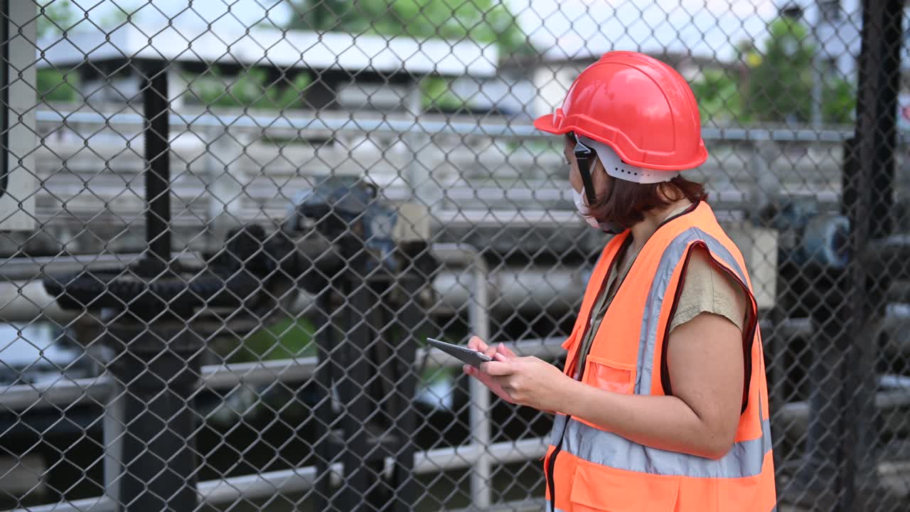 ingenieros ambientales trabajan en plantas de tratamiento de aguas residuales