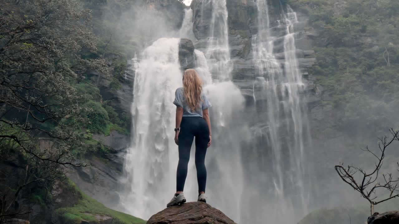 A woman takes in the beauty of Bomburu Falls, one of Sri Lanka’s most impressive waterfalls, nestled in the misty highlands of Nuwara Eliya.