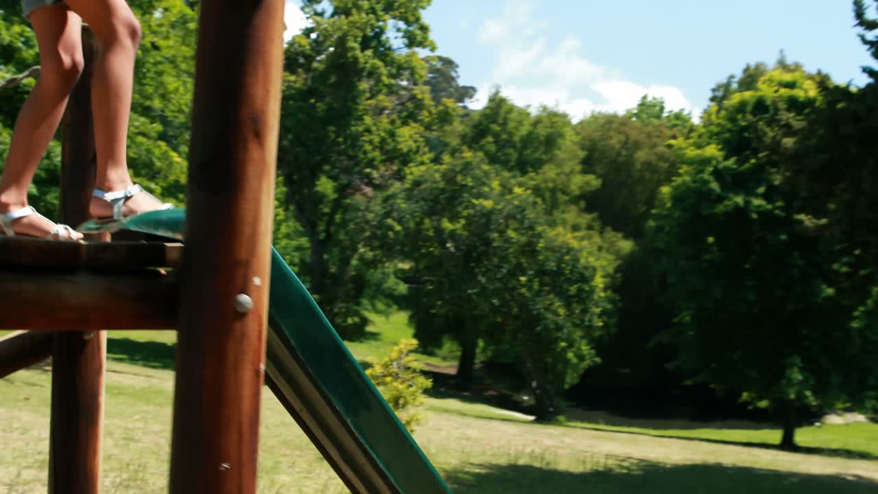chica jugando en un parque infantil en el parque