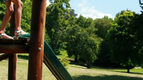 chica jugando en un parque infantil en el parque