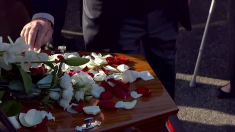 Primer-Plano-De-Un-Ataúd-Fúnebre-En-Un-Coche-Fúnebre-O-Capilla-O-Entierro-En-El-Cementerio