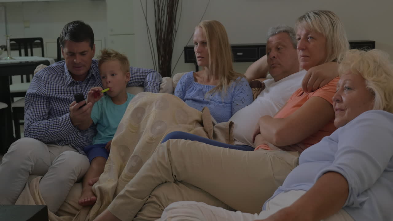 소파에서 함께 tv를 보는 가족