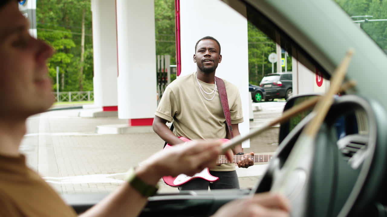 músico tocando en una gasolinera