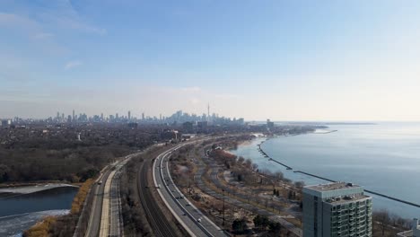 vista aérea sobre la autopista gardiner junto al lago ontario en primavera