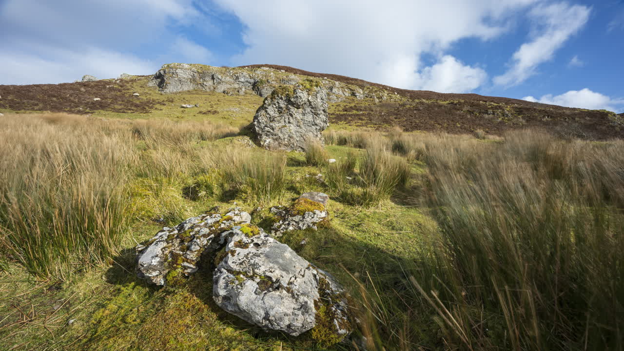 lapso de tiempo del paisaje rural y remoto de hierba, árboles y rocas durante el día en las colinas de carrowkeel en el condado de sligo, irlanda