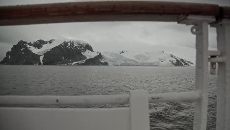 Artistic-shot-of-Antarctica-coast-line-with-snow-and-ice-covered-mountain-range