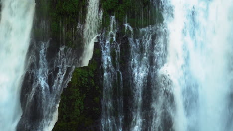 Wasser,-Das-Eine-üppige-Und-Bemooste-Klippe-Bei-Burney-Falls-Hinunterfließt,-Wasserfall-In-Kalifornien