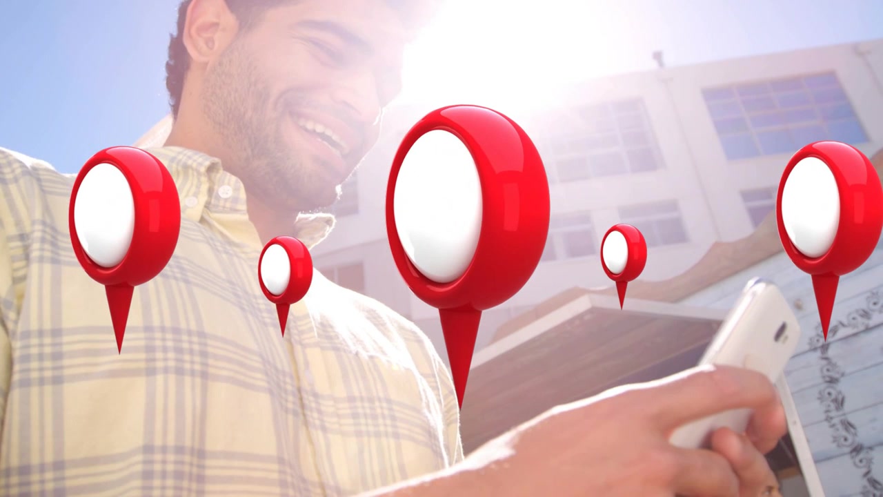 Hombre tocando un smartphone, generando superposiciones flotantes de marcadores de mapa rojos para tecnología de mapeo, ocultando el teléfono