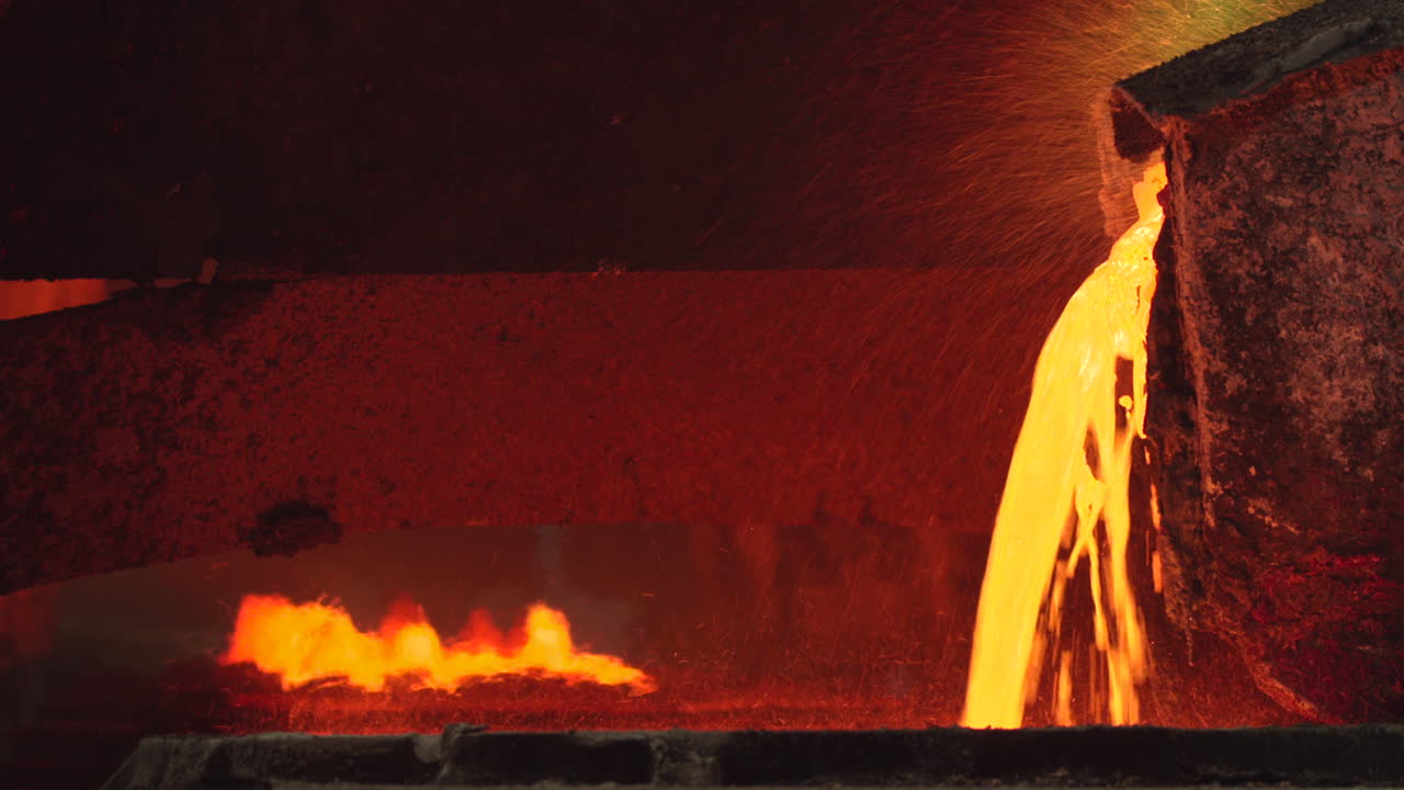 Bir Çelik Fabrikasında Erimiş Metal Dökümü