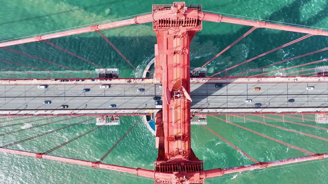골든 게이트 브리지 (golden gate bridge) 는 미국 캘리포니아 주 샌프란시스코에 있는 다리이다.