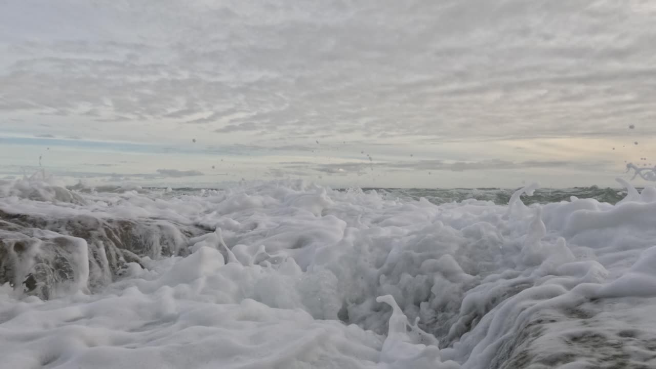 바다의 파도가 해변의 바위에 부히고
