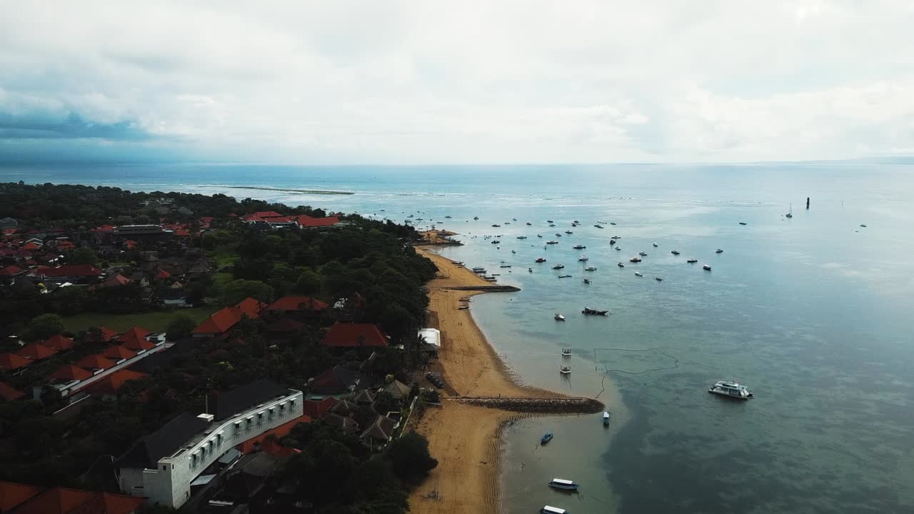 Wunderschönes Drohnenmaterial vom Sanur Strand auf Bali. Dieses Filmmaterial wurde während des Sonnenaufgangs und Sonnenuntergangs aufgenommen