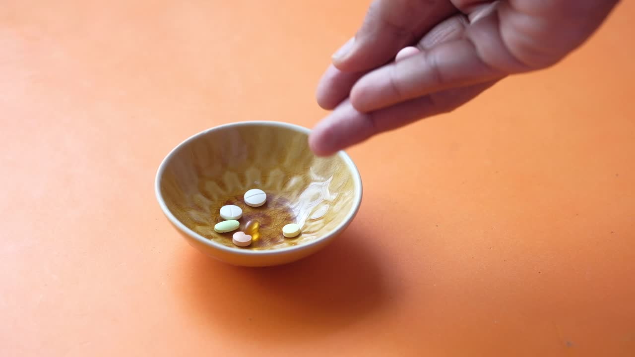 손으로 약을 그에 넣는 것