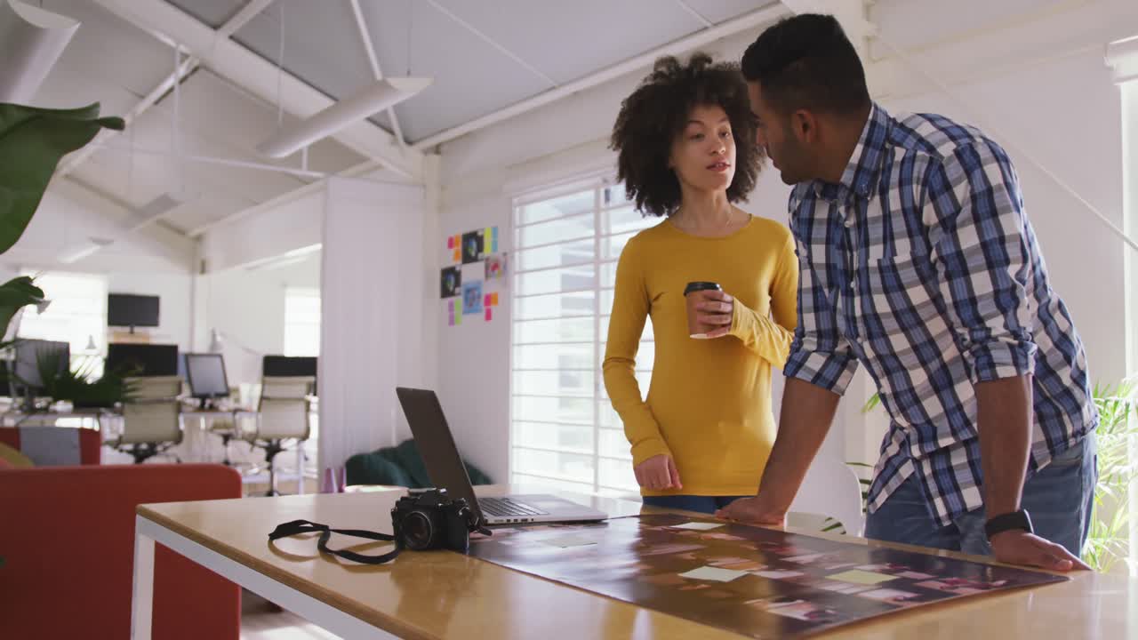 dos colegas que trabajan en la oficina creativa