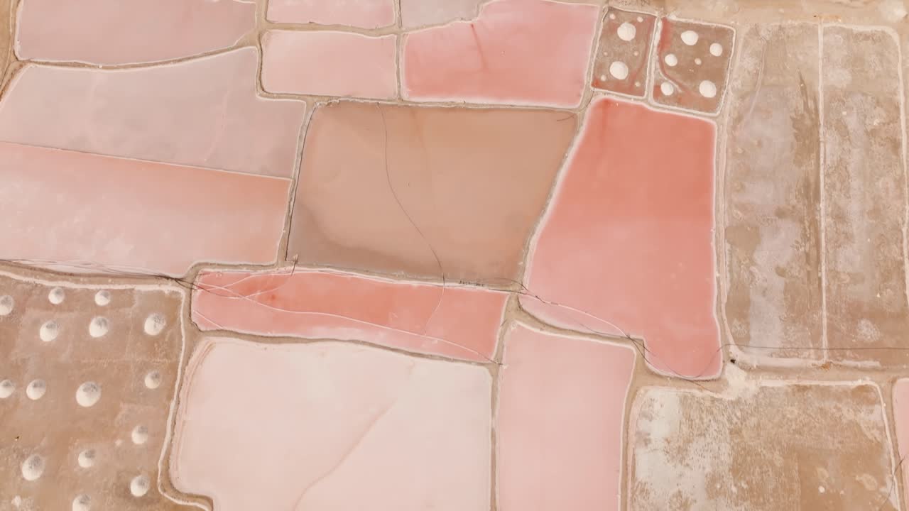 toma aérea de un salar que va al océano, colombia, la guajira