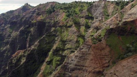 Filmische-Luftaufnahme-über-Dem-Berühmten-Waimea-Canyon-State-Park