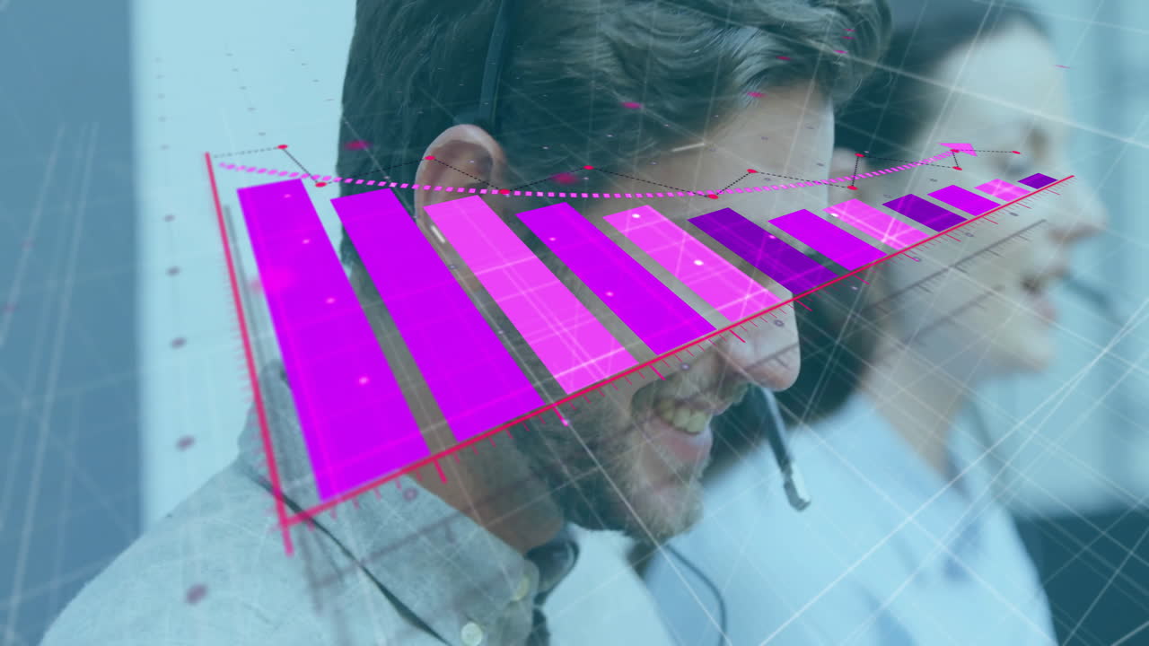 animación del procesamiento de datos financieros sobre diversos empresarios en la oficina.