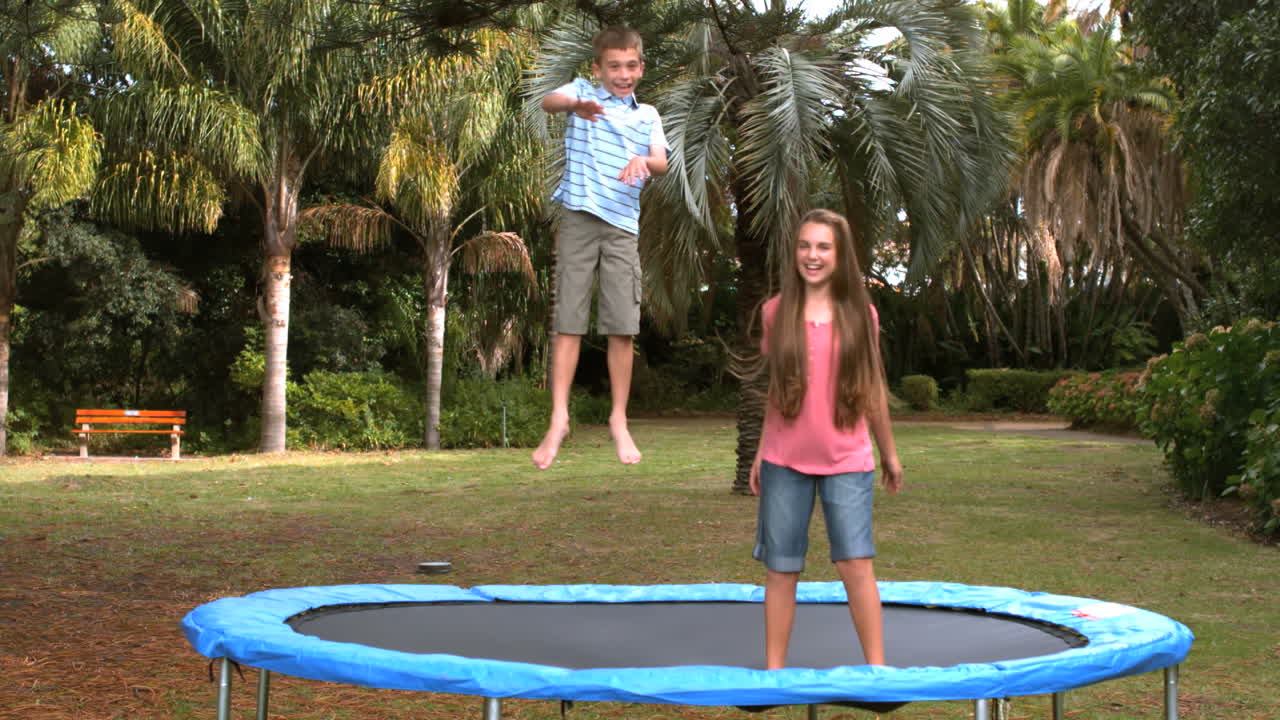 트램폴린 에 뛰어다니는 형제 자매 들