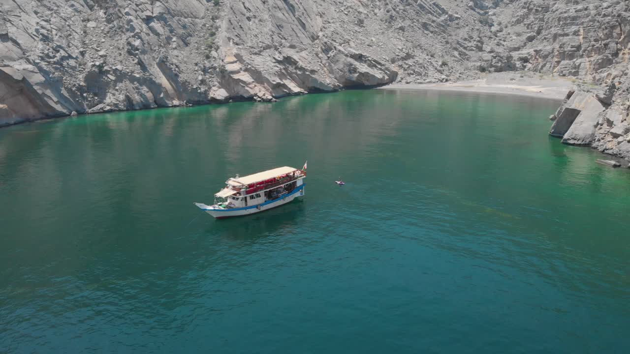 toma aérea de un dron de un crucero dhow en el golfo de omán, khasab