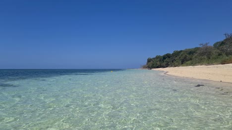 Lufttiefflug-über-Wasser-Am-Strand-Der-Grünen-Insel-In-Queensland