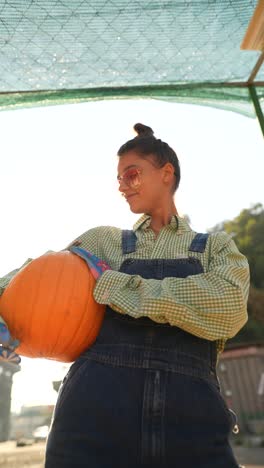 una mujer joven con una calabaza