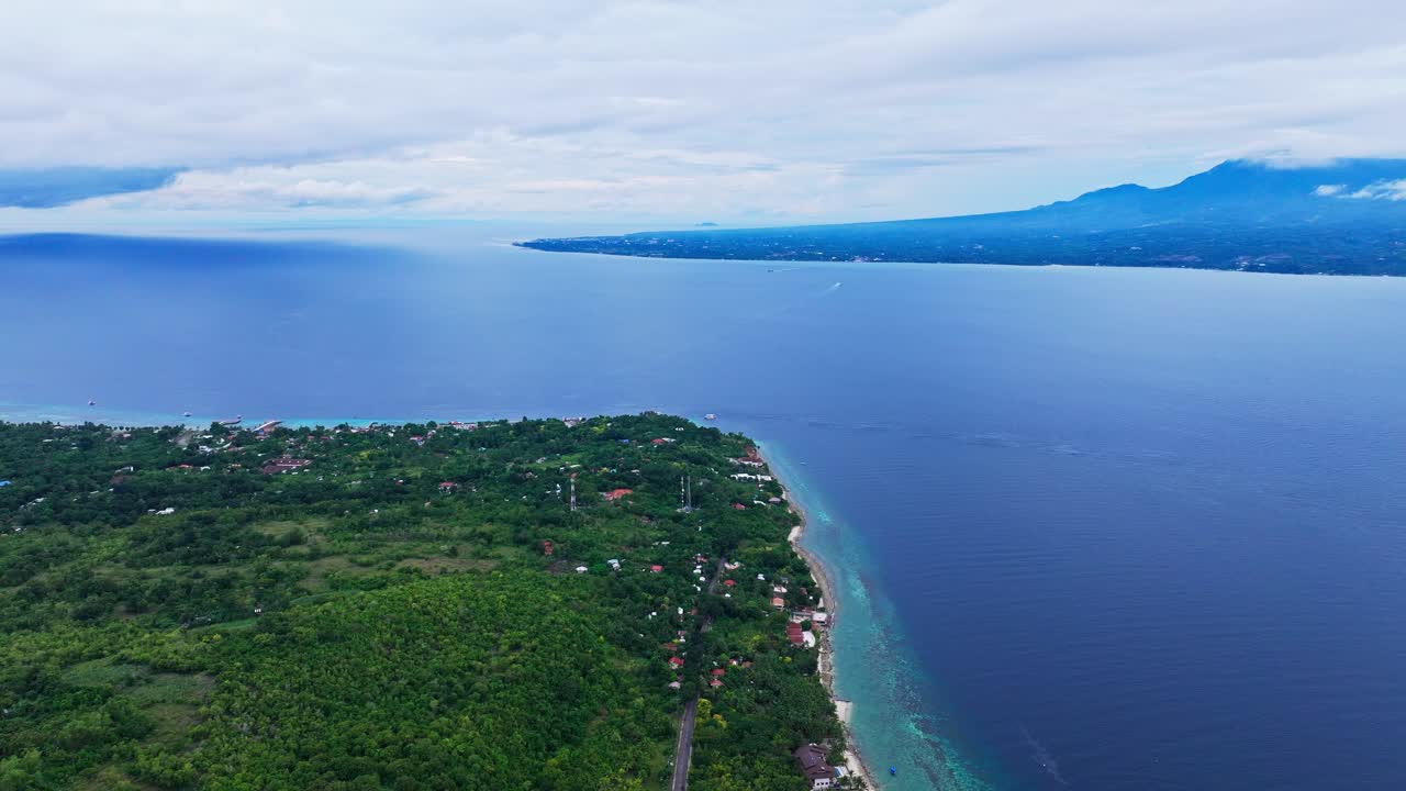 Pemandangan drone garis pantai Semenanjung Liloan yang menghadap jalur perdagangan Indo-Pasifik.