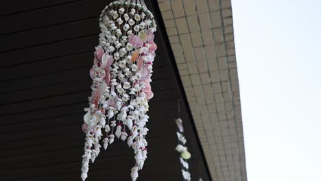 un móvil floral colgante se balancea en la brisa.