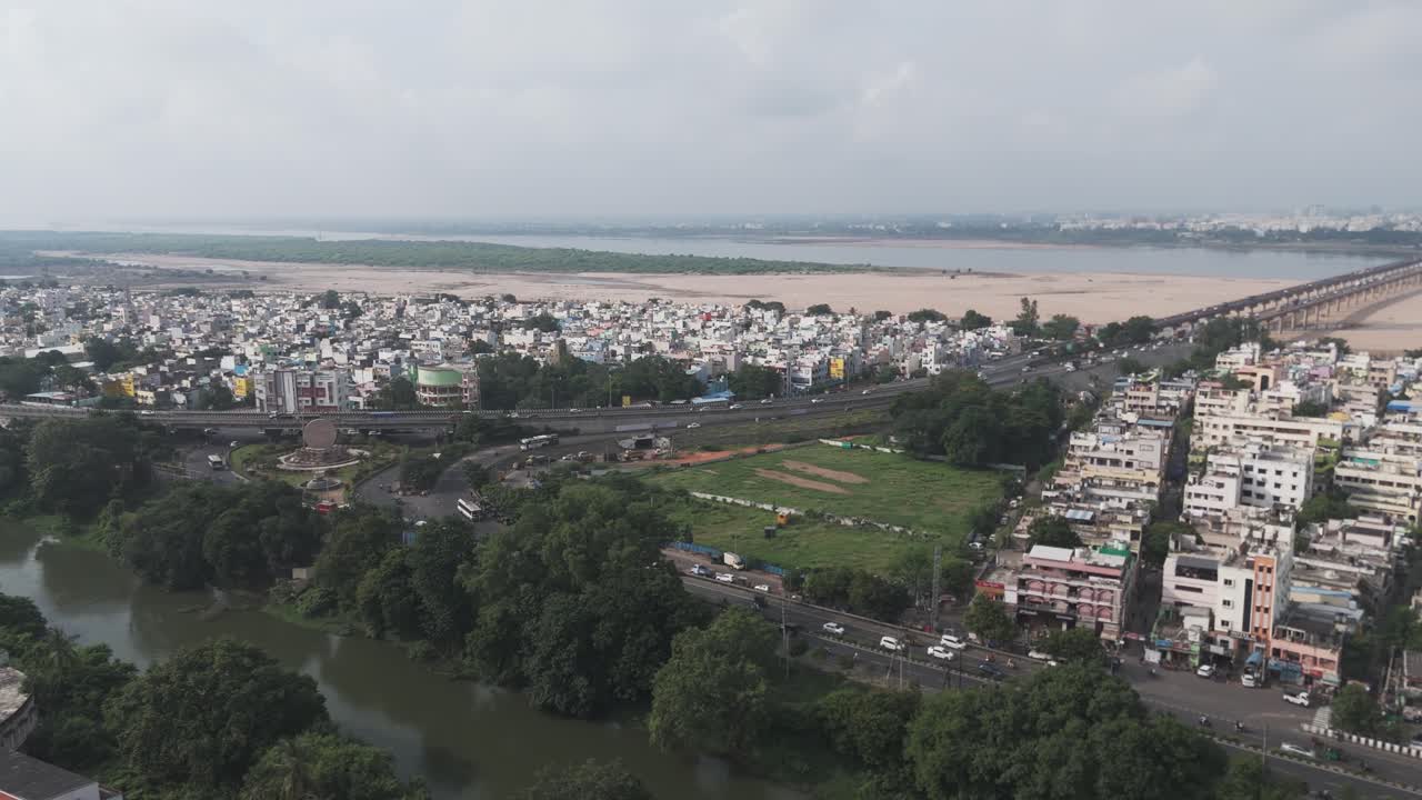 vista aérea de una ciudad con un río y un puente