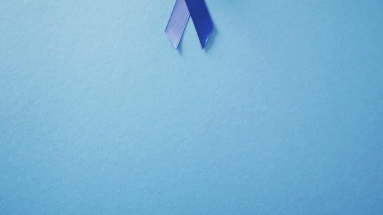 파란색 배경에 파란색  ⁇ 장암 인식 리본의 비디오와 복사 공간