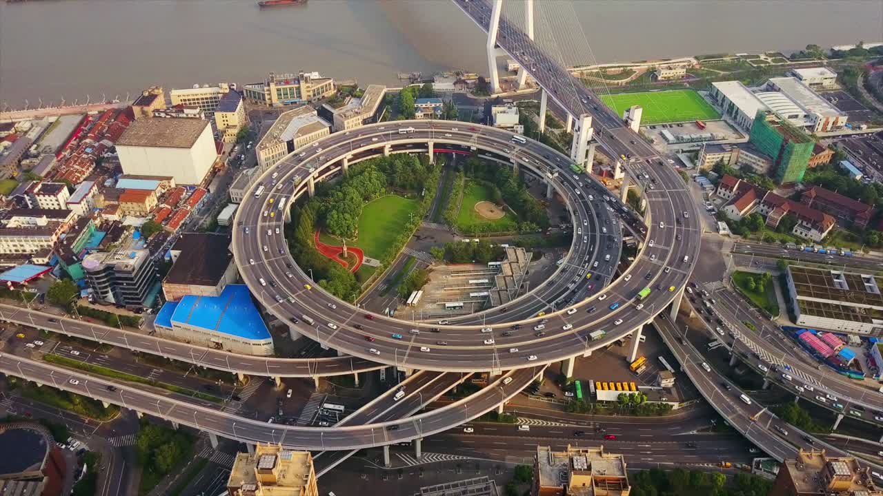 china hora de puesta de sol ciudad famosa de shanghai tráfico redondo cruce de carreteras panorama aéreo 4k