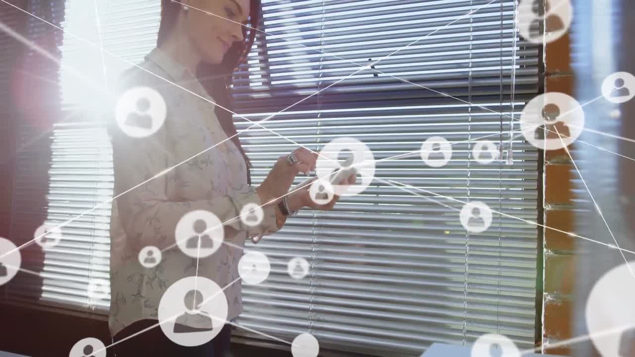 animación de una red de conexiones con iconos sobre una mujer de negocios que usa una tableta