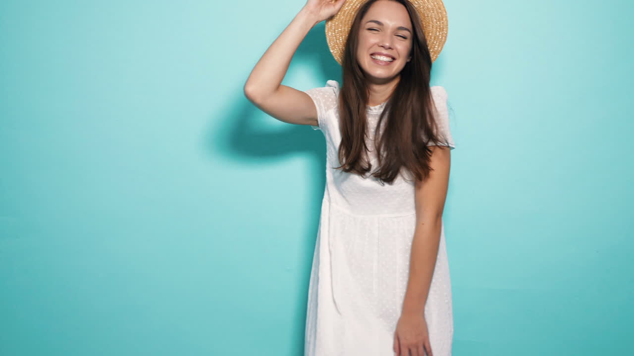 모자와  드레스를 입은 행복한 여자