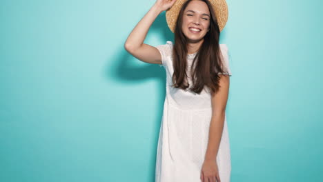 mujer feliz con un sombrero de paja y un vestido blanco