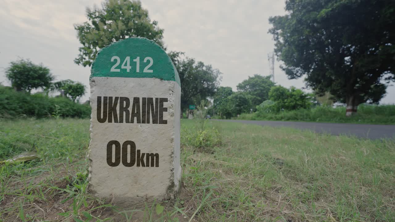 Miliare autostradale che indica la distanza dell'UCRAINA