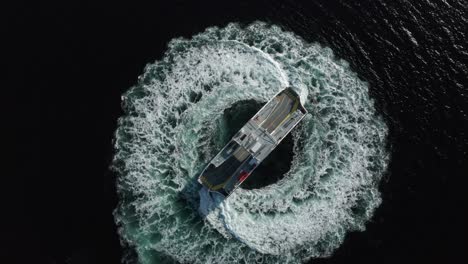 moderno ferry de coches con cero emisiones, alimentado por batería y con extrema movilidad, con un giro de 360 grados.