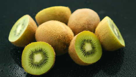 Halves-of-green-kiwi