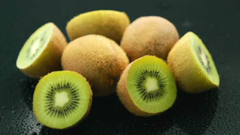 mitades de kiwi verde