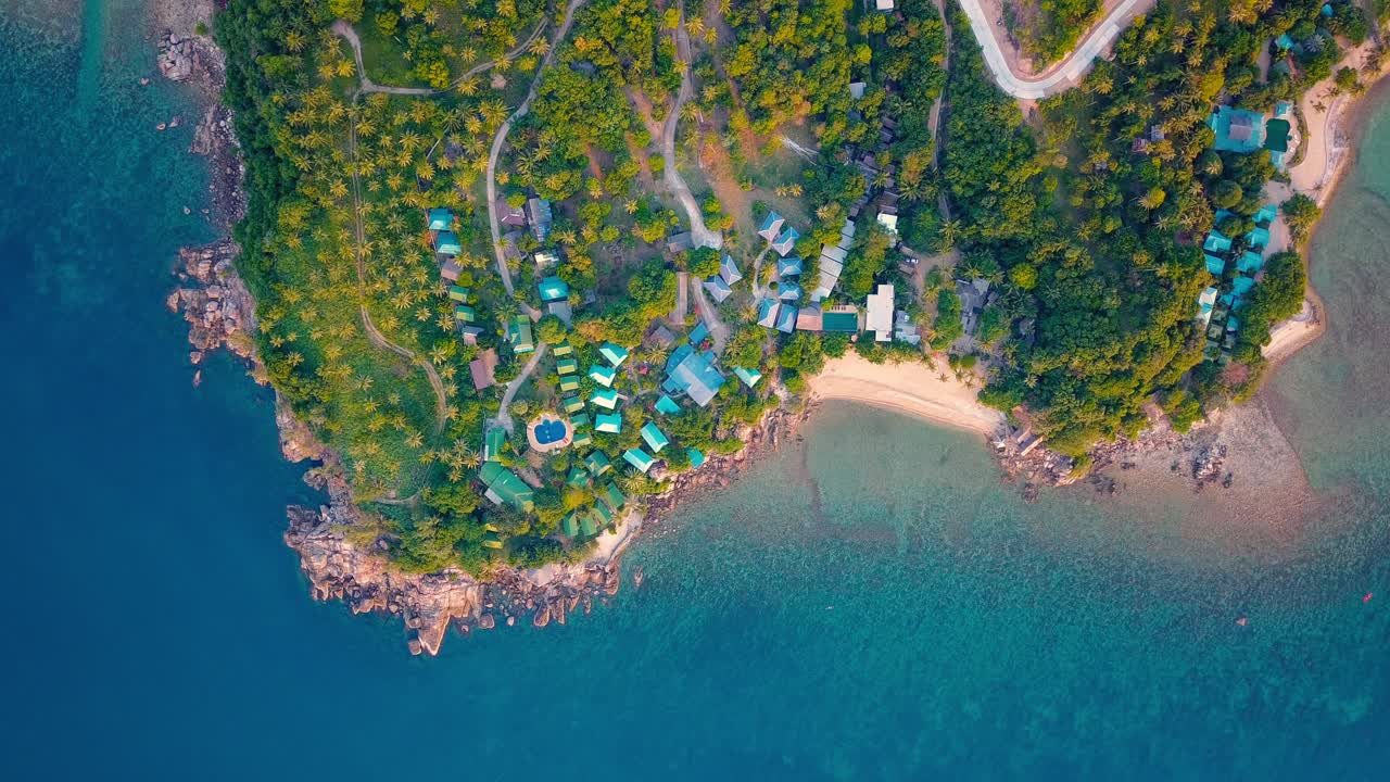 4k 공중 드론은 어선, 청록색 물, 산호 및 녹색 정글이 있는 태국 코팡안에 있는 샐러드 해변을 앞으로 밀어냅니다.