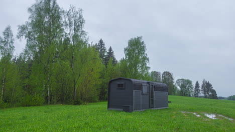 Video-Einer-Kleinen-Hütte-Auf-Gras-Vor-Einem-Wald-Im-Zeitraffer-Von-Morgens-Bis-Abends