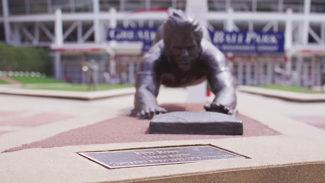 Cincinnati Reds Pete Rose Statue pull focus from plate to face