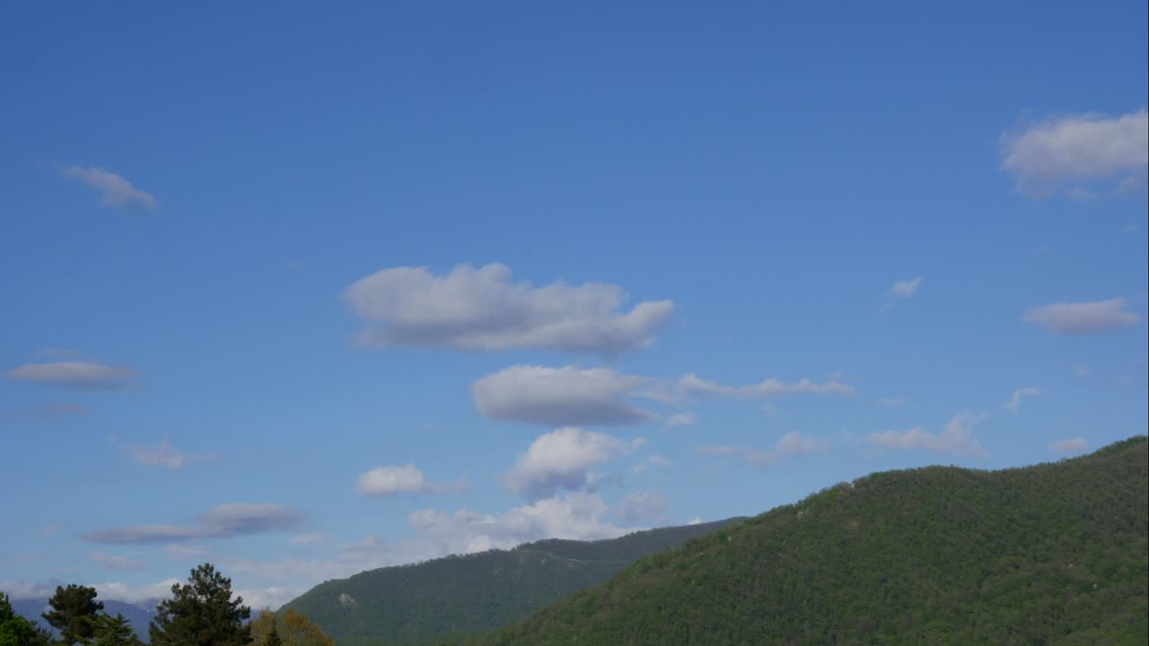 파란 하늘, 산 위의 하 구름, 부풀어오르는 색 구름, 큐러스 구름, 스케이프 타임스, 여름의 파란하늘, 극적인 웅장한 놀라운 파란색 하늘, 부드러운  구름의 형태, 구름의 타임 스 배경