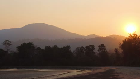 Puesta-De-Sol-Sobre-La-Montaña-Del-Pico-De-La-Silla-De-Montar-En-Las-Islas-Andaman-Y-Nicobar,-India