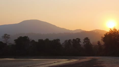 puesta de sol sobre la montaña del pico de la silla de montar en las islas andaman y nicobar, india