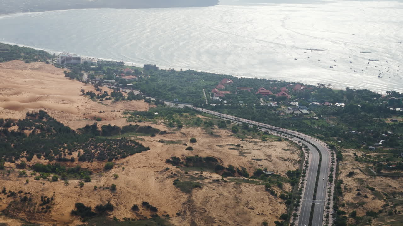Maestosa strada costiera sulla costa oceanica in Vietnam, vista aerea