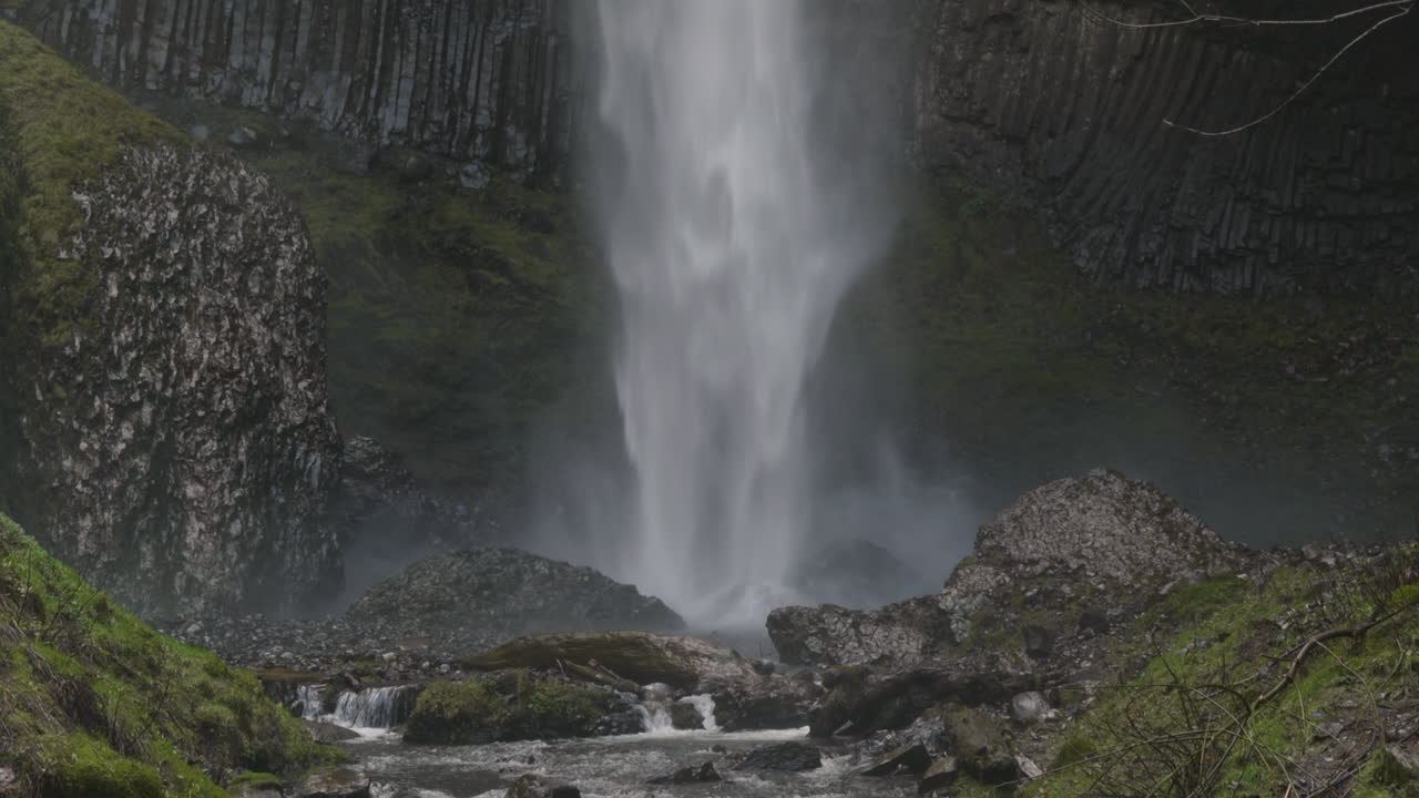 rocas en el fondo de una cascada en el noroeste del pacífico